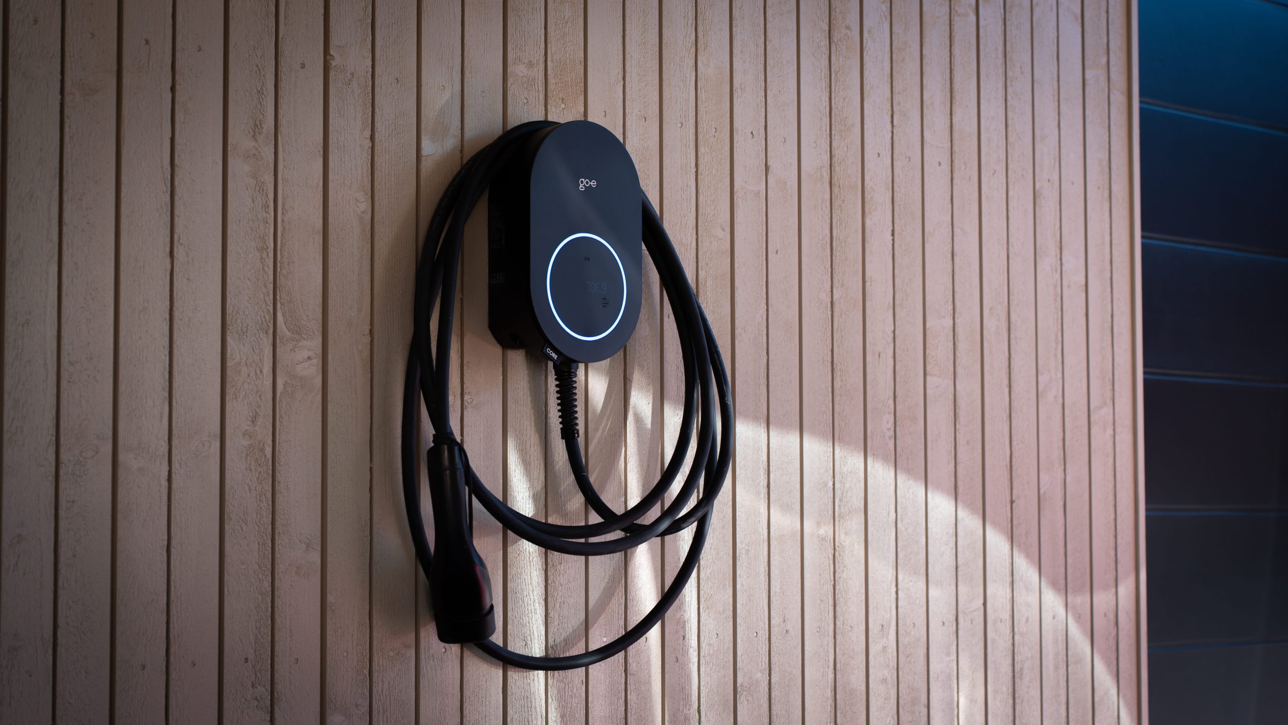 go-e Charger CORE -latausasema asennettuna seinälle