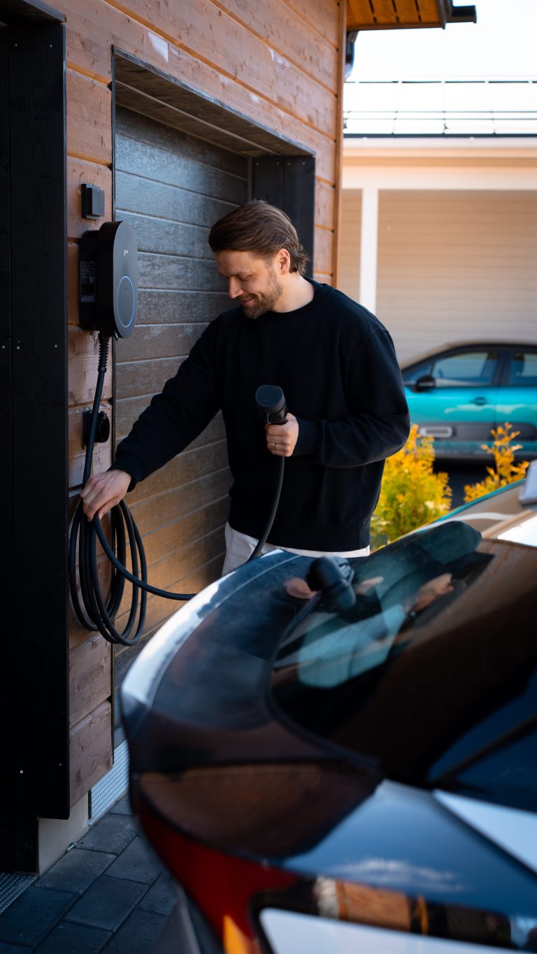 go-e Charger CORE -latausasema asennettuna seinälle