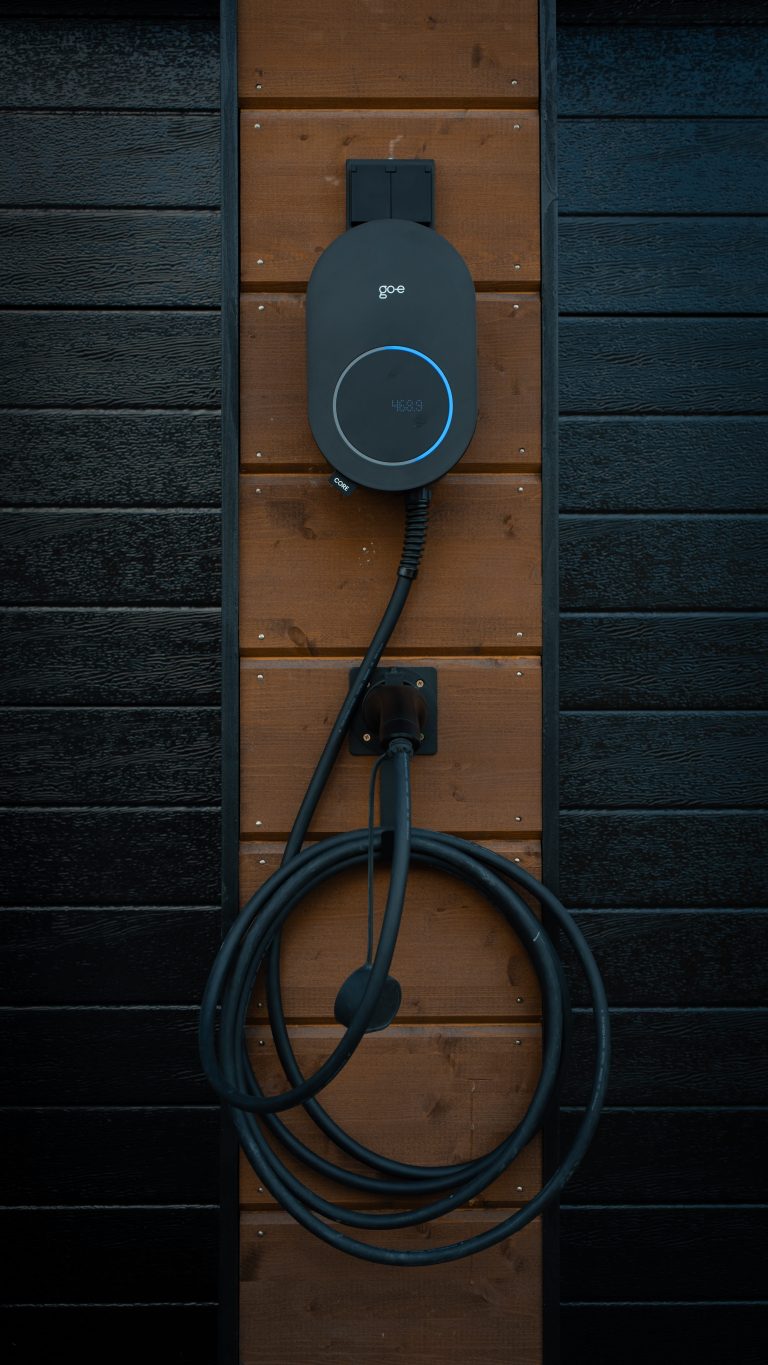 go-e Charger CORE -latausasema asennettuna ulkoseinälle